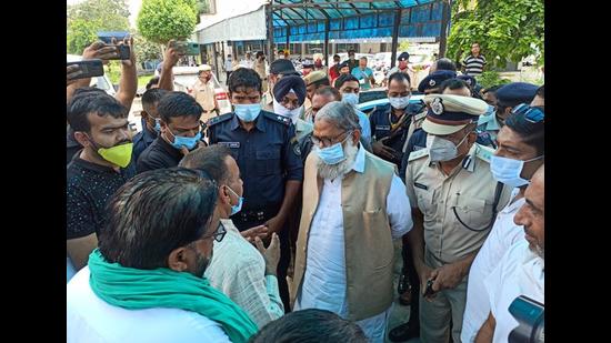 Haryana home minister Anil Vij and Ambala SSP Hamid Akhtar meeting the families of the victims at the civil hospital in Ambala City on Saturday. (HT Photo)