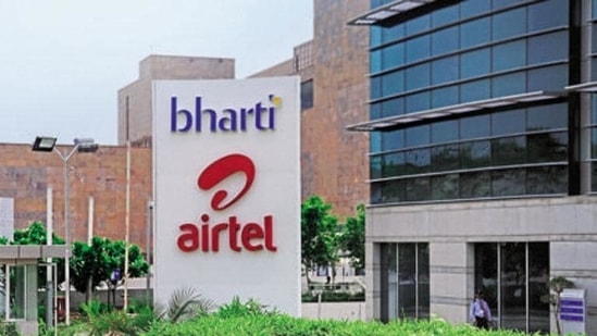 Shares of Bharti Airtel hit a new record high of <span class='webrupee'>₹</span>638.60, up 2.5% on the BSE in the intra-day trade on Friday after the announcement.(Pradeep Gaur/Mint)