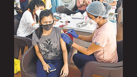 The state government has been complaining that the Central government was providing insufficient doses. (Bhushan Koyande/ HT) The state government has been complaining that the Central government was providing insufficient doses. (Bhushan Koyande/ HT)
