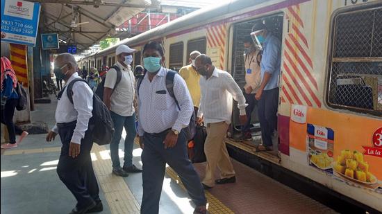 Even though the state government has relaxed Covid-19 restrictions allowing buses, Kolkata Metro, auto-rickshaws and cabs, locals trains continue to remain cancelled. (HT PHOTO.)
