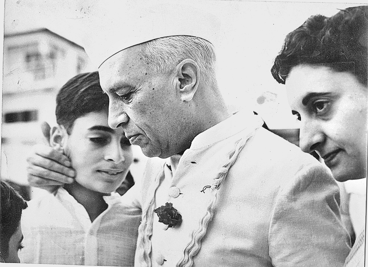 Jawaharlal Nehru with Indira and Rajiv Gandhi. (HT Archives) Jawaharlal Nehru with Indira and Rajiv Gandhi. (HT Archives)