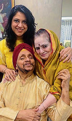 Dogri poet Padma Sachdev with her husband Surinder Singh and daughter Manjit Sachdev. (HT Photo) Dogri poet Padma Sachdev with her husband Surinder Singh and daughter Manjit Sachdev. (HT Photo)