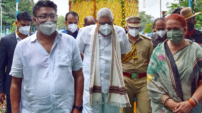 West Bengal Governor Jagdeep Dhankhar with his wife and TMC leader Indranil Sen at Mahatma Gandhi statues on the occasion of 75th Independence Day celebrations at Mayo road, in Kolkata on Augsut 15. (ANI) West Bengal Governor Jagdeep Dhankhar with his wife and TMC leader Indranil Sen at Mahatma Gandhi statues on the occasion of 75th Independence Day celebrations at Mayo road, in Kolkata on Augsut 15. (ANI)