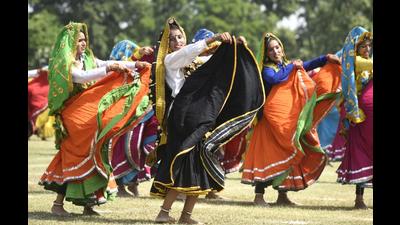 Students perform traditional folk dances at Tau Devi Lal Stadium on the occasion of the 75th Independence Day. (Parveen Kumar/HT Photo) Students perform traditional folk dances at Tau Devi Lal Stadium on the occasion of the 75th Independence Day. (Parveen Kumar/HT Photo)