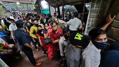 Thane District Nurses Training Vaccination Centre saw crowding on Sunday. (Praful Gangurde / HT Photo)