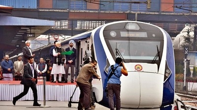 PM Narendra Modi flags off Vande Bharat Express at New Delhi Railway Station on February 15, 2019. ( Sanjeev Verma/HT PHOTO) PM Narendra Modi flags off Vande Bharat Express at New Delhi Railway Station on February 15, 2019. ( Sanjeev Verma/HT PHOTO)