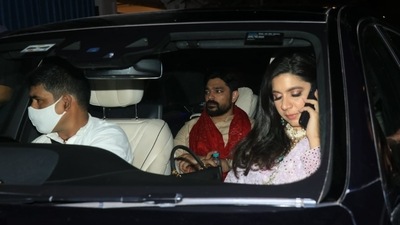 Karan Boolani was seen wearing a beige kurta with red dupatta. (HT Photo/Varinder Chawla) Karan Boolani was seen wearing a beige kurta with red dupatta. (HT Photo/Varinder Chawla)