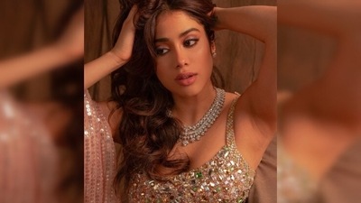 With shimmery eyes and nude lips, Janhvi Kapoor dazzled in a diamond necklace. (Instagram/@janhvikapoor) With shimmery eyes and nude lips, Janhvi Kapoor dazzled in a diamond necklace. (Instagram/@janhvikapoor)