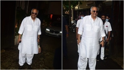 Rhea Kapoor's paternal uncle and Janhvi Kapoor, Khushi Kapoor, Arjun Kapoor and Anshula Kapoor's father Boney Kapoor arrived at the venue in all white kurta-pyjama. (HT Photo/Varinder Chawla)