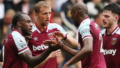 West Ham United Players celebrate after a goal.&nbsp; (Reuters)