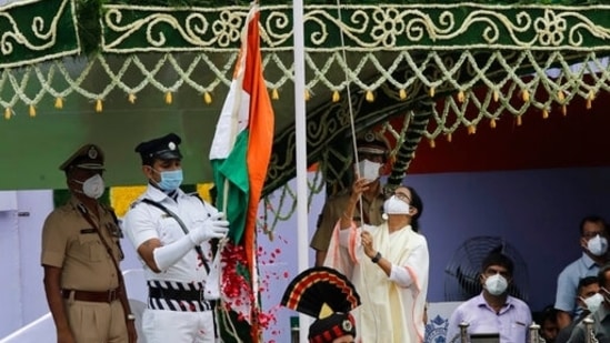 Mamata Banerjee, Chief Minister of West Bengal state, unfurls the national flag during Independence Day parade in Kolkata on August 15.(AP)