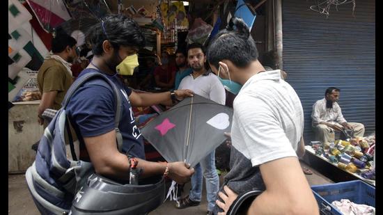 Shop owners reveal a further decline in sales than last year and a dearth of buyers. Some also opine that the craze of kite flying has diminished (Photo:Sanjeev Verma/HT)