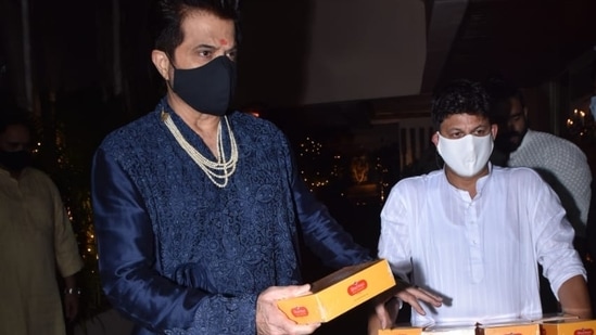 Anil Kapoor distributes sweets to the paparazzi after Rhea Kapoor's wedding.&nbsp;