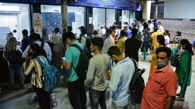Fully vaccinated commuters queue up for local train passes in Thane on Monday after the Maharashtra government relaxed Covid-19 lockdown restrictions. (Praful Gangrude/HT Photo)