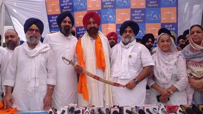 Jagbir Singh Brar being inducted into the Shiromani Akali Dal in the presence of SAD leaders Sukhbir Singh Badal and Bikram Singh Majithia in Jalandhar on Monday. (HT Photo)