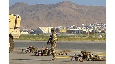 US soldiers take positions to secure the airport in Kabul on August 16, after a stunningly swift end to Afghanistan's 20-year war, as thousands of people mobbed the city's airport trying to flee the group's feared hard line brand of Islamist rule.&nbsp; (Shakib Rahmani / AFP)