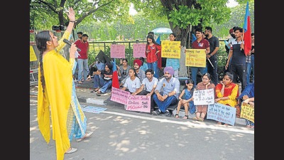 Students protesting against the deferring of polls for the registered graduates’ constituency outside the vice-chancellor’s office at Panjab University in Chandigarh on Monday. (RAVI KUMAR/HT) Students protesting against the deferring of polls for the registered graduates’ constituency outside the vice-chancellor’s office at Panjab University in Chandigarh on Monday. (RAVI KUMAR/HT)
