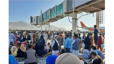 Afghans crowd at the tarmac of the Kabul airport on August 16 to flee the country.&nbsp;US troops fired shots into the air at Kabul airport on Monday as thousands of Afghans crowded onto the tarmac desperate to leave the country a day after the Taliban takeover of the country.&nbsp; (AFP)