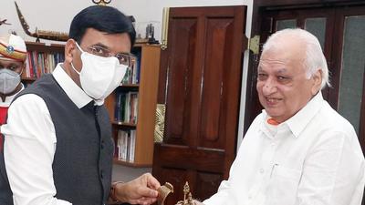 Union health minister Mansukh Mandaviya meets Kerala Governor Arif Mohammad Khan at Raj Bhavan in Thiruvananthapuram on Monday. (ANI PHOTO.) Union health minister Mansukh Mandaviya meets Kerala Governor Arif Mohammad Khan at Raj Bhavan in Thiruvananthapuram on Monday. (ANI PHOTO.)