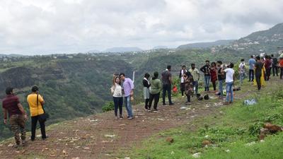 Due to the weekend, there was a huge crowd of tourists at Rajmachi Point in Lonavla in Pune. (HT PHOTO)