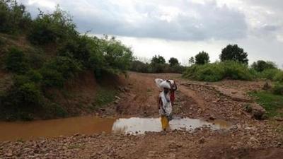 The woman delivered on the kutcha road while being taken to the ambulance parked two kilometers from her home. (HT Photo/Representative use)
