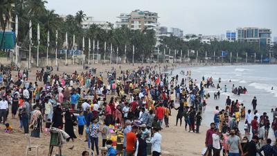 Huge crowd at Juhu beach on the 1st day of opening of beaches after the state government relaxed lockdown restrictions after a gap of four months. (vijay bate/ HT PHOTO) Huge crowd at Juhu beach on the 1st day of opening of beaches after the state government relaxed lockdown restrictions after a gap of four months. (vijay bate/ HT PHOTO)