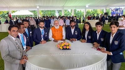 Prime Minister Narendra Modi gets snapped with the wrestlers who participated in the Tokyo Olympics, during a felicitation ceremony at PM's residence in New Delhi on August 16. (PTI) Prime Minister Narendra Modi gets snapped with the wrestlers who participated in the Tokyo Olympics, during a felicitation ceremony at PM's residence in New Delhi on August 16. (PTI)
