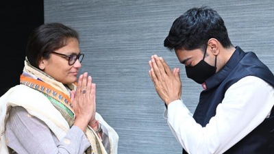 Sushmita Dev (left) with TMC general secretary Abhishek Banerjee (twitter.com/AITCofficial)