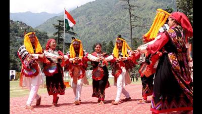 Artistes of the Sutradhar Kala Sangam performing a traditional dance during the Independence Day function in Kullu. (Aqil Khan/HT)