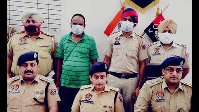 Joint commissioner of police Sachin Gupta (right) giving details of the arrest at a press conference in Ludhiana on Monday. (HT Photo) Joint commissioner of police Sachin Gupta (right) giving details of the arrest at a press conference in Ludhiana on Monday. (HT Photo)
