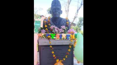 Around 100 farmers paid floral tributes to Stokes, who was born on August 16, 1882, at a small statue installed in his remembrance at Himachal Pradesh’s Narkanda, which is 15km from Kotgarh, the apple bowl of the hill state. (HT Photo) Around 100 farmers paid floral tributes to Stokes, who was born on August 16, 1882, at a small statue installed in his remembrance at Himachal Pradesh’s Narkanda, which is 15km from Kotgarh, the apple bowl of the hill state. (HT Photo)