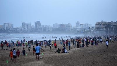 People at Juhu beach, in Mumbai. (Vijay Bate/HT Photo)