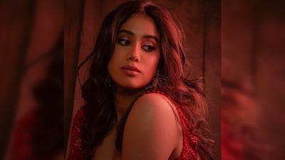 Janhvi Kapoor keeps her makeup look subtle by popping some metallic eye shadow and adding nude hue to her lips. (Instagram/@manishmalhotra05) Janhvi Kapoor keeps her makeup look subtle by popping some metallic eye shadow and adding nude hue to her lips. (Instagram/@manishmalhotra05)