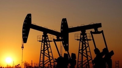 Crude’s drop has been reflected in the market’s deteriorating pricing patterns. Brent’s time spread was 38 cents a barrel in backwardation on Monday. (Reuters file photo)