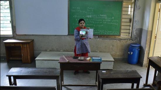 A teacher conducting online studies at People's Education Society School and College in Thane. (HT PHOTO)
