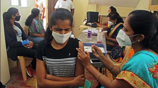 On Saturday, the district received 5,260 doses of Covaxin of which Pune rural received 3,000 doses, PMC 1,260 and PCMC 1,000 doses and also 1,15,000 total doses of Covishield of which Pune rural got 50,000 doses, PMC 40,000 and PCMC 25,000 doses. ) (Ravindra Joshi/HT PHOTO)