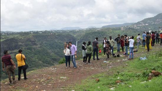 Due to the weekend, there was a huge crowd of tourists at Rajmachi Point in Lonavla in Pune. (HT PHOTO)