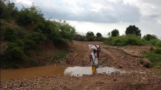 The woman delivered on the kutcha road while being taken to the ambulance parked two kilometers from her home. (HT Photo/Representative use)