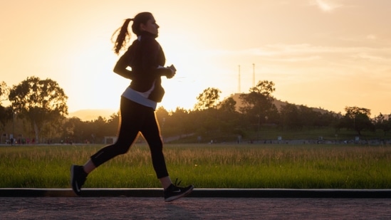 According to new research, regular exercise, even performed in areas with air pollution, can reduce the risk of death from natural causes.(Unsplash)