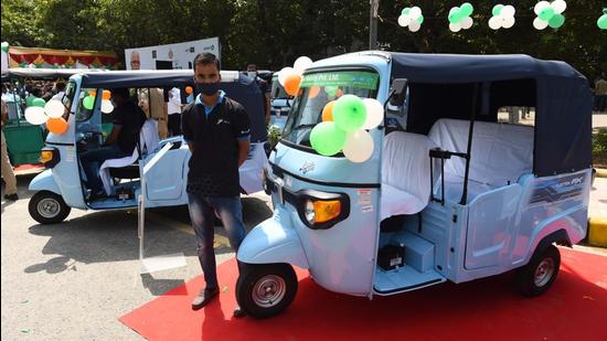 Around 550 e-rickshaws and 50 e-autorickshaws were launched on Monday. (Vipin Kumar/HT PHOTO)
