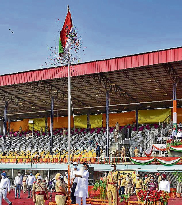 Cabinet minister Bharat Bhushan Ashu unfurling the Tricolour during the function. (Harsimar Pal Singh/HT) Cabinet minister Bharat Bhushan Ashu unfurling the Tricolour during the function. (Harsimar Pal Singh/HT)
