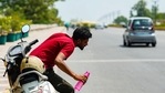 A man washes his face to cope with the heat at Safdarjung flyover, in New Delhi(ANI Photo) A man washes his face to cope with the heat at Safdarjung flyover, in New Delhi(ANI Photo)