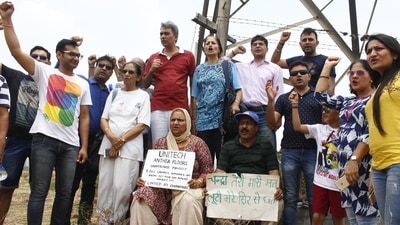 Buyers of Unitech Anthea floors hold a protest at the project site in sector 70, in Gurugram. (Yogendra Kumar/Hindustan Times) Buyers of Unitech Anthea floors hold a protest at the project site in sector 70, in Gurugram. (Yogendra Kumar/Hindustan Times)