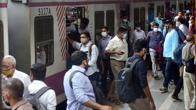As many as 17,759 monthly passes were issued in Mumbai on August 11 after verification, the Brihanmumbai Municipal Corporation (BMC) said. (Anshuman Poyrekar/HT PHOTO)