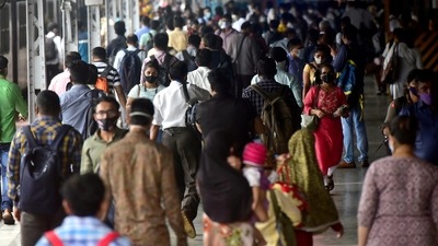 Speaking to ANI, Kishore, a commuter said, "It will give relief to the people. People should follow the SOPs and COVID protocols issued by the government." (Anshuman Poyrekar/HT Photo)