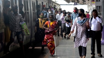 Employees in essential services, and the Government, Semi-Government employees have been allowed to travel by local trains irrespective of Covid vaccination. (Anshuman Poyrekar/HT PHOTO)