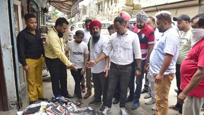 Ludhiana MC’s special team raiding the vegetable markets and shops in Ludhiana on August 2. (HT FILE)