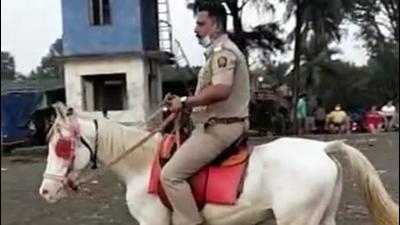 Senior inspector (crime) Amar Patil hires the horse for ₹300 for an 8-hr shift every weekend and on holidays when the crowds arrive. (HT FILE) Senior inspector (crime) Amar Patil hires the horse for ₹300 for an 8-hr shift every weekend and on holidays when the crowds arrive. (HT FILE)
