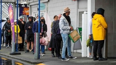Shoppers lineup to enter a supermarket in Auckland, New Zealand, Tuesday, Aug. 17, 2021. (AP)
