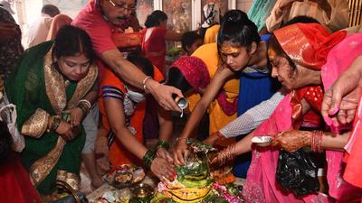 Devotees gathered at a temple to worship lord Shiva on the last Monday of Shravan month in Patna. (Santosh Kumar/ht photo) Devotees gathered at a temple to worship lord Shiva on the last Monday of Shravan month in Patna. (Santosh Kumar/ht photo)